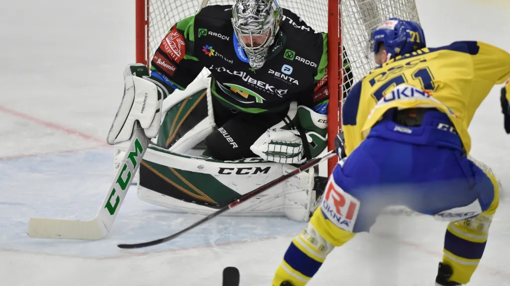 Brankář Karlových Varů Filip Novotný v utkání proti Zlínu