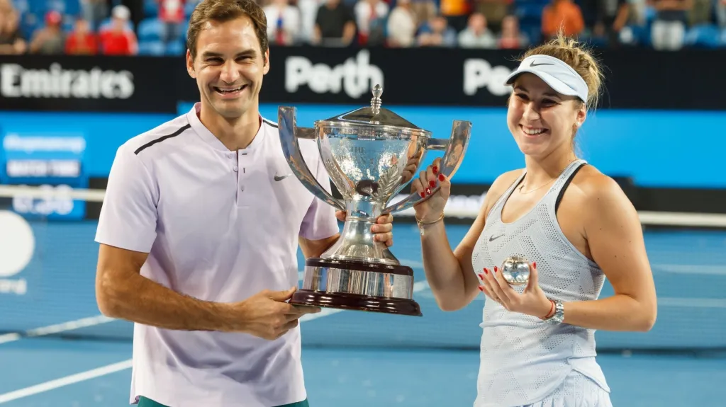 Roger Federer a Belinda Bencicová s trofejí
