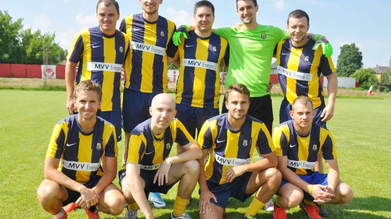 Libor Kozák (v horní řadě druhý zleva) na charitativním turnaji CECA Cup