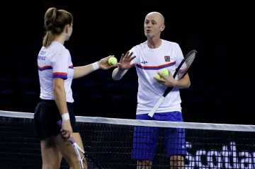 Karolína Muchová a Petr Pála na tréninku před Pohárem BJK