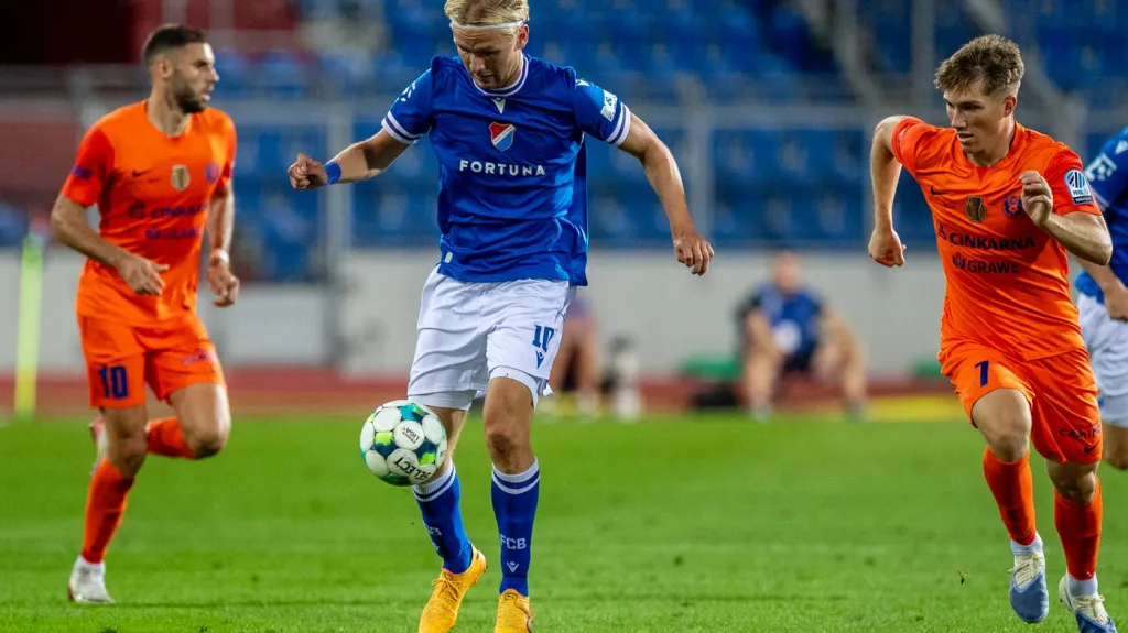 Matěj Šín v duelu s Celje