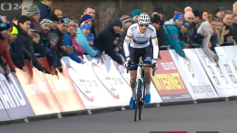 Závod SP cyklokrosařů v Táboře vyhrál Van der Poel