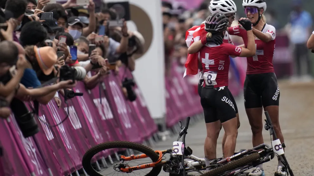 Švýcarské bikerky slaví