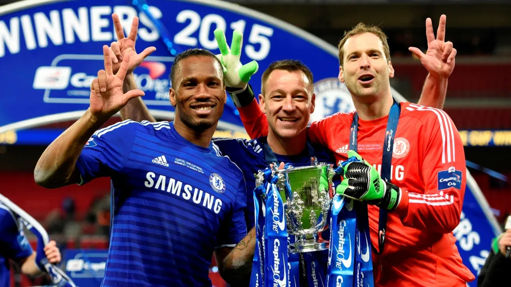 Petr Čech (vpravo), John Terry a Didier Drogba z Chelsea slaví vítězství v Ligovém poháru