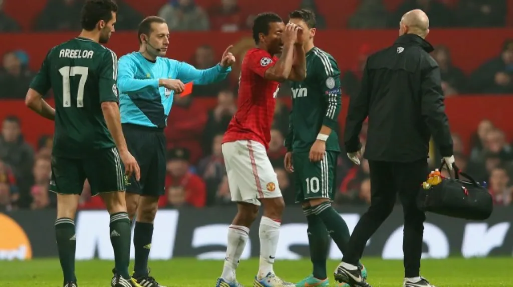 Rozhodčí Cakir vytahuje červenou kartu pro Naniho