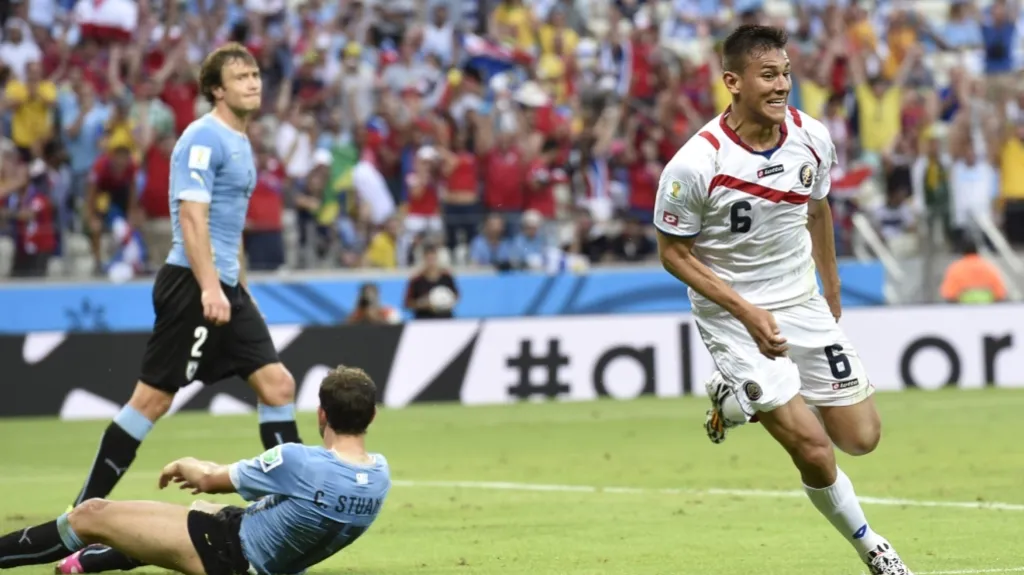 Marco Ureňa dává třetí gól do sítě Uruguaye