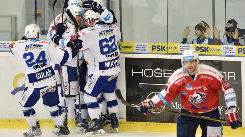 Slavící hokejisté Brna v utkání proti Pardubicím