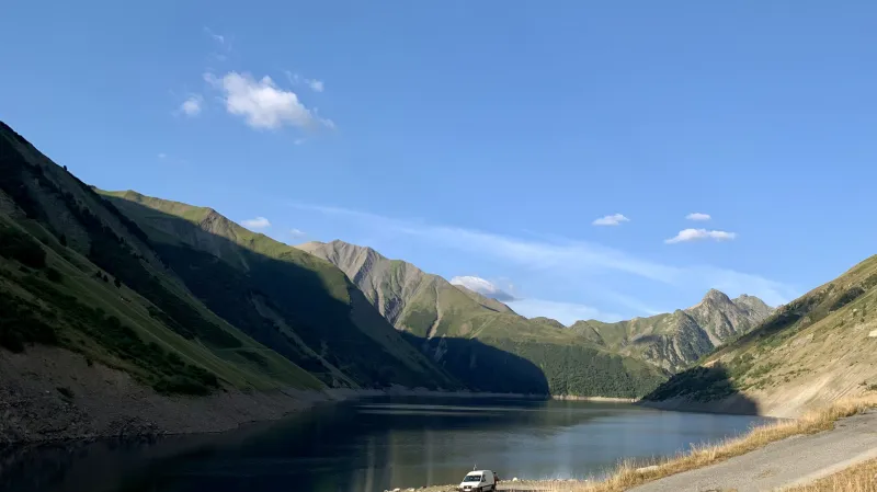 Jezero Grand Maison pod vrcholy Glandon a Croix de Fer