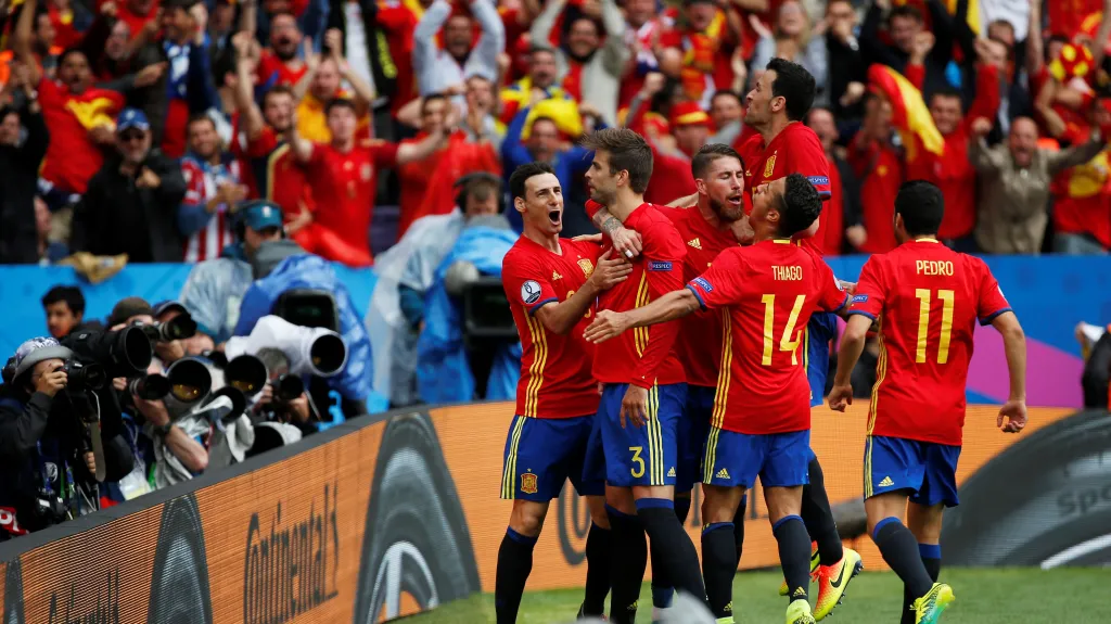 Fotbalisté Španělska se radují ze vstřelené branky