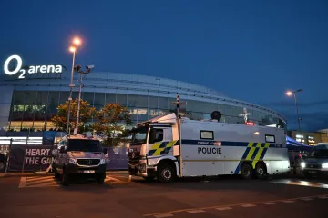 Policejní vůz před O2 arenou