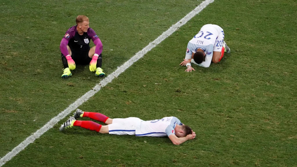 Zklamaní Angličané po zápase s Walesem