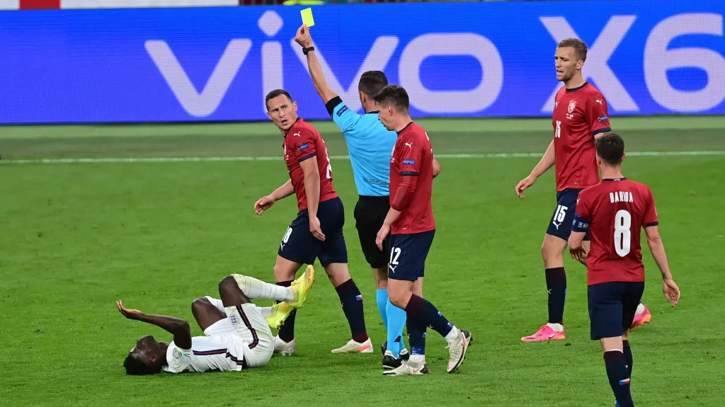 Jan Bořil vidí žlutou kartu v utkání s Anglií