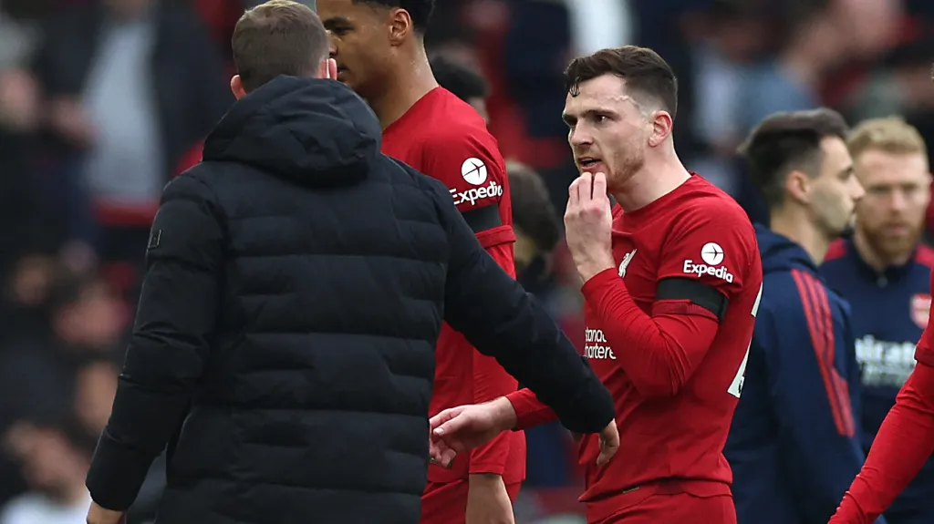 Andy Robertson si stěžuje, že dostal od rozhodčího loktem