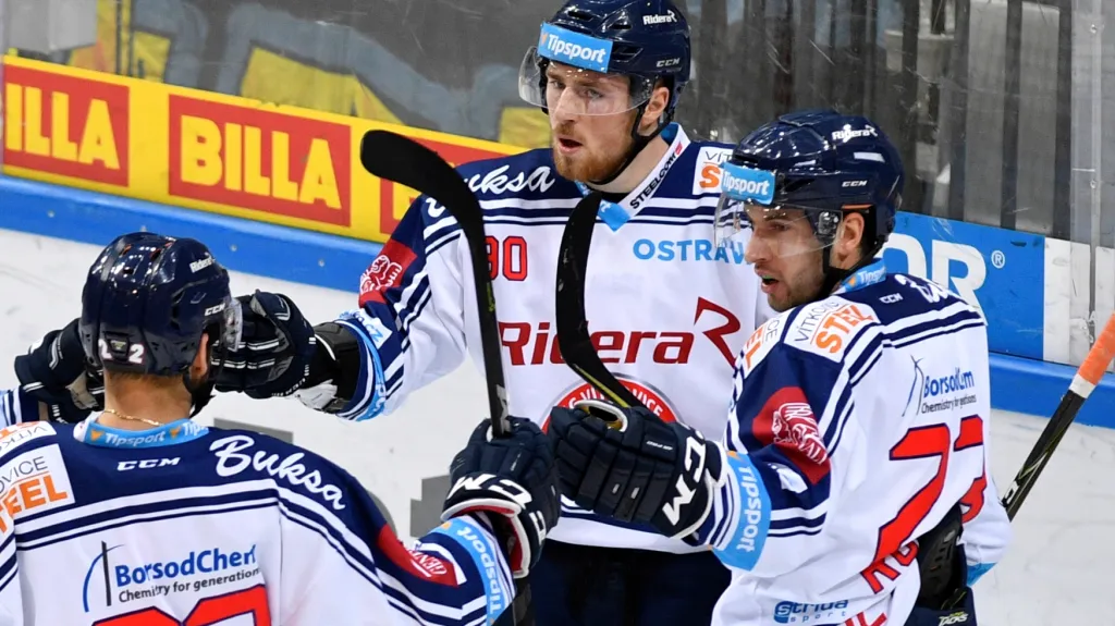 Hokejisté Vítkovic se radují ze vstřeleného gólu