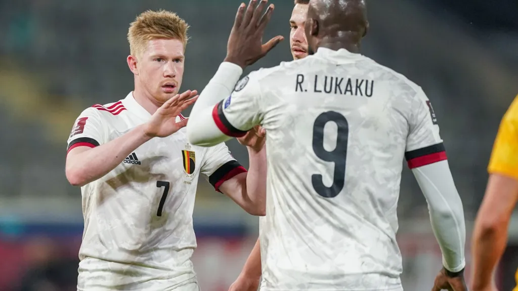 Kevin De Bruyne a Romelu Lukaku se radují z gólu Belgie