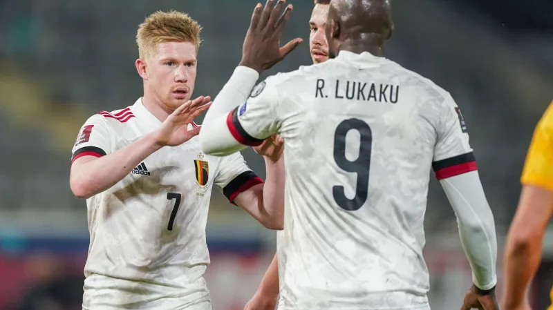 Kevin De Bruyne a Romelu Lukaku se radují z gólu Belgie