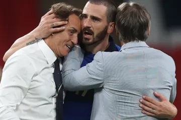 Trenér Itálie Roberto Mancini (vlevo) slaví postup se stoperem Leonardem Bonuccim