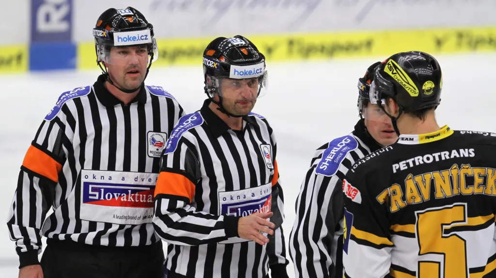 Sudí Roman Polák (uprostřed) během utkání Zlín - Litvínov