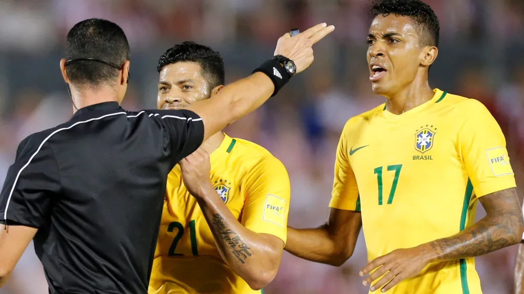 Brazilci Hulk a Luiz Gustavo se zlobí na rozhodčího