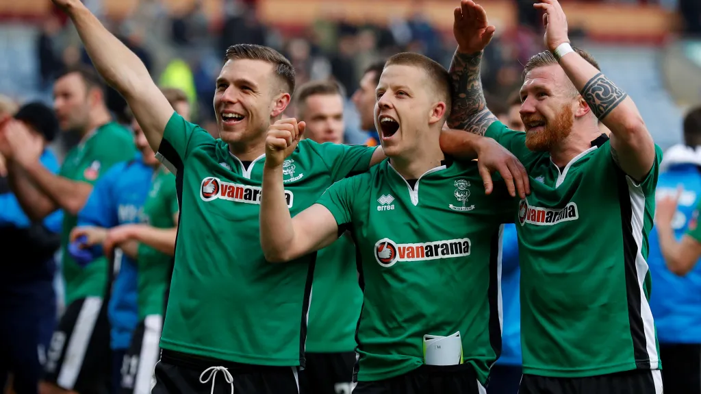 Fotbalisté Lincoln City slaví postup do čtvrtfinále FA Cupu