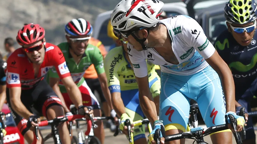 Rozhodující moment Vuelty 2015: Fabio Aru odjíždí Tomu Dumoulinovi