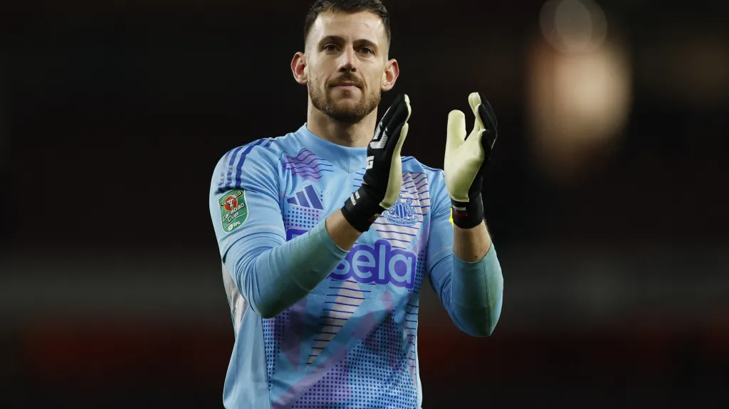 Martin Dúbravka děkuje fanouškům Newcastlu po utkání s Arsenalem