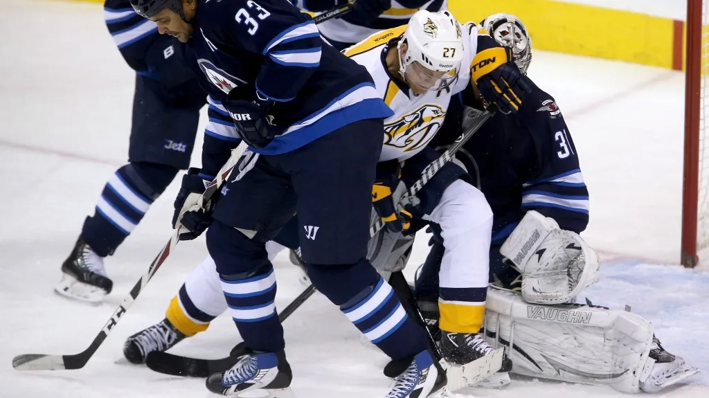 Ondřej Pavelec ve skrumáži před brankou