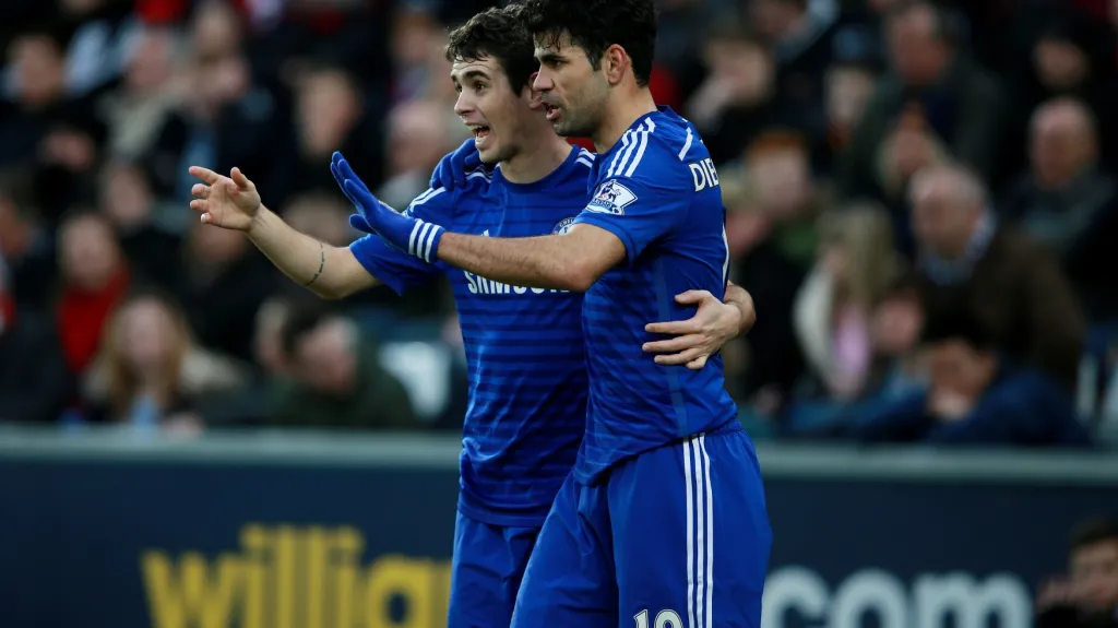 Slavící Oscar (vlevo) a Diego Costa