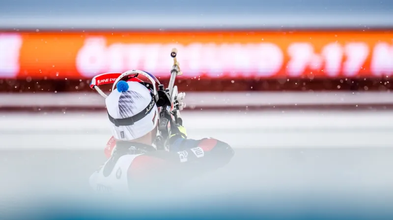 Logo MS vystřídají při závodě nad terči jména biatlonistů