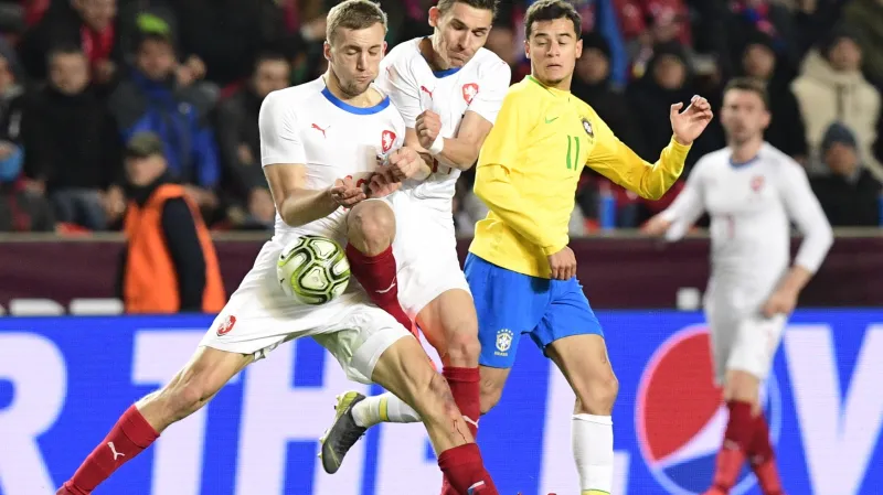 Tomáš Souček (úplně vlevo) a David Pavelka zasahují před Phelippe Coutinhem z Brazílie