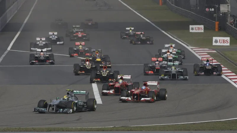 Po startu vedl v Číně Hamilton - nakonec dojel třetí