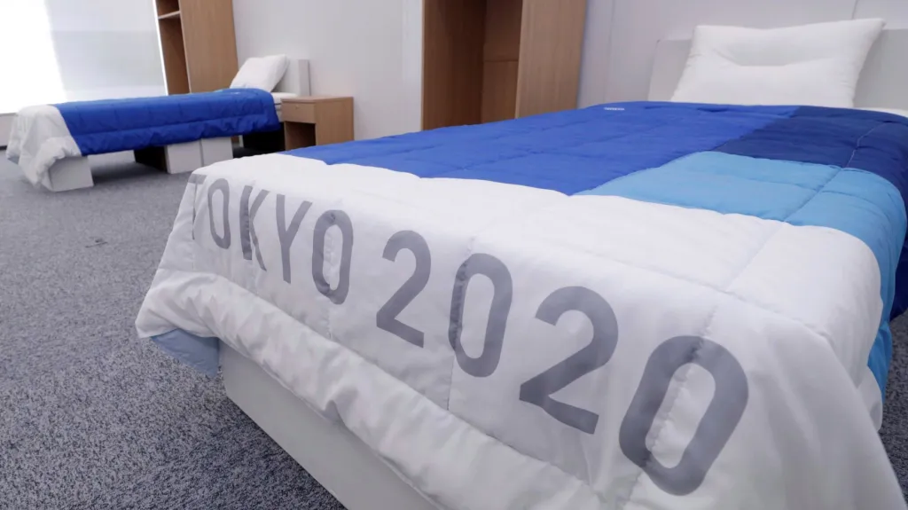 Kartonové postele v tokijské olympijské vesnici