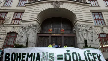 Fanoušci Bohemians 1905 demonstrují před sídlem pražského magistrátu