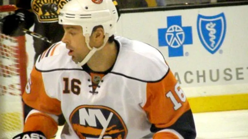 Jonathan Sim v dresu Islanders