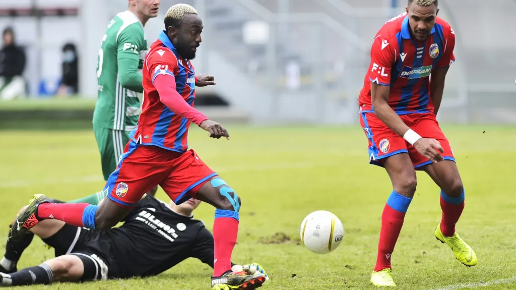 Joel Kayamba z Plzně střílí gól do sítě Bohemians 1905