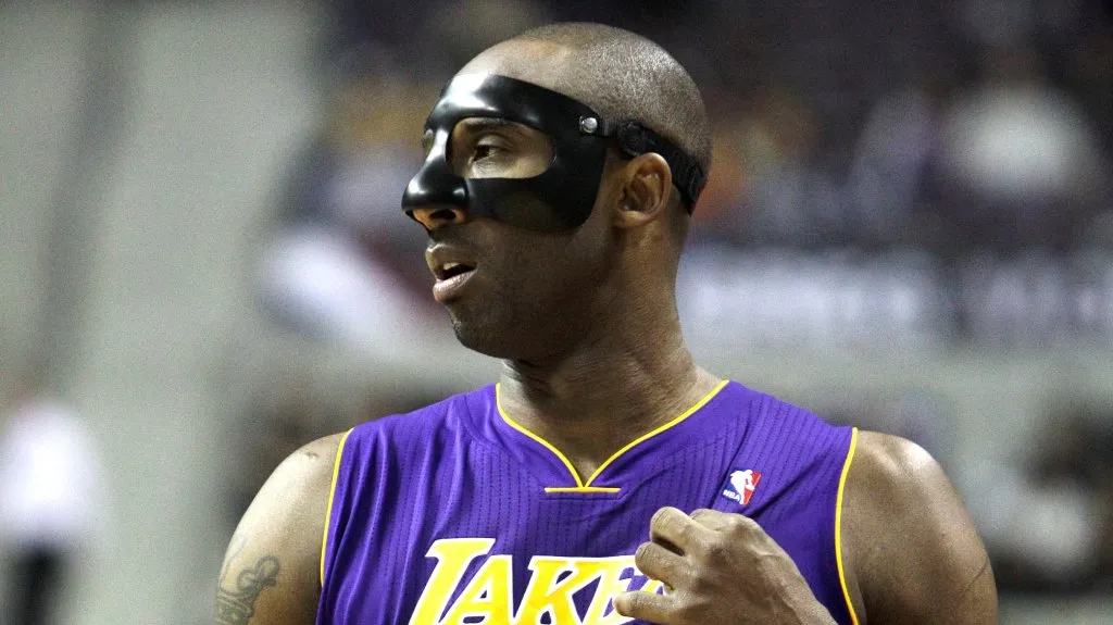 Kobe Bryant s obličejovou maskou
