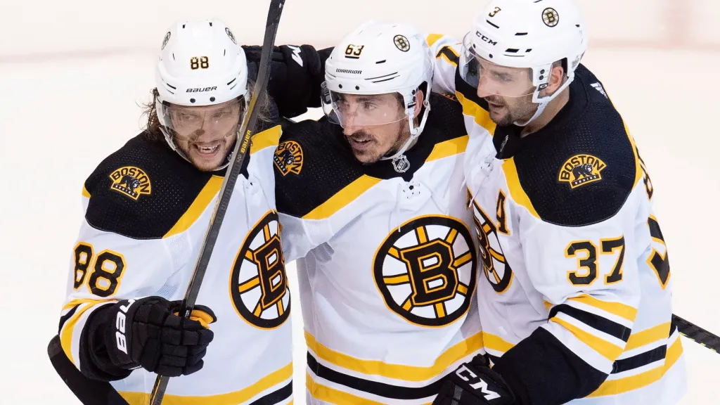 David Patrňák v objetí spoluhráčů