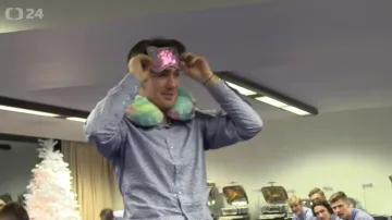 Hokejová dvacítka si před utkáním se Švýcarskem rozdala dárky