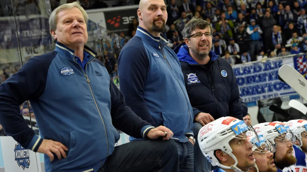 Zleva vedoucí týmu Komety Ota Železný, majitel klubu Libor Zábranský a asistent brněnského trenéra Kamil Pokorný