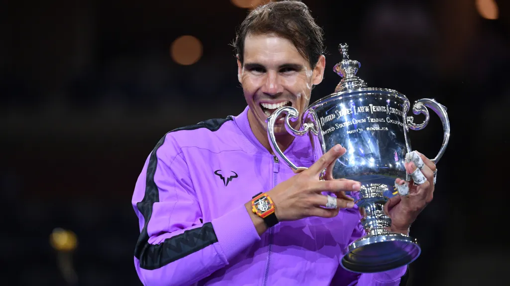 Rafael Nadal s trofejí pro vítěze US Open