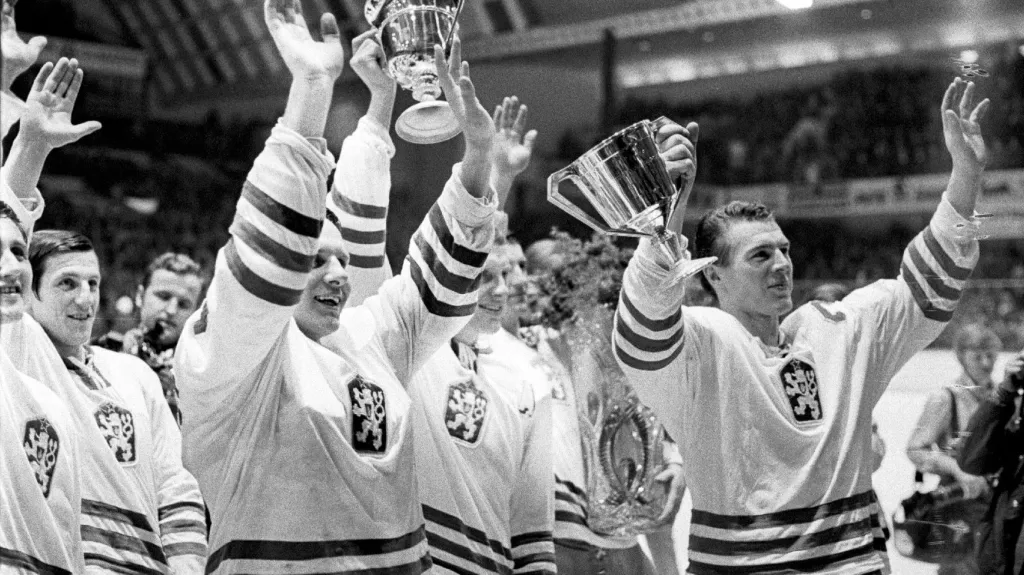 Českoslovensští hokejisté po vítězství na MS 1972