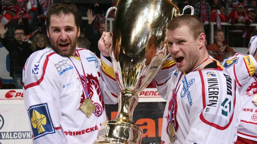 Václav Varaďa s pohárem pro vítěze extraligy