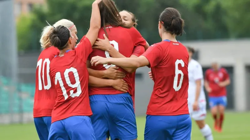 České fotbalistky se radují z gólu