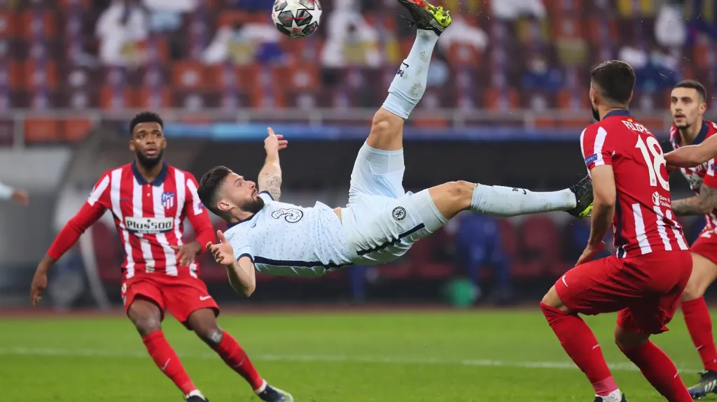 Olivier Giroud střílí vítěznou branku do sítě Atlética