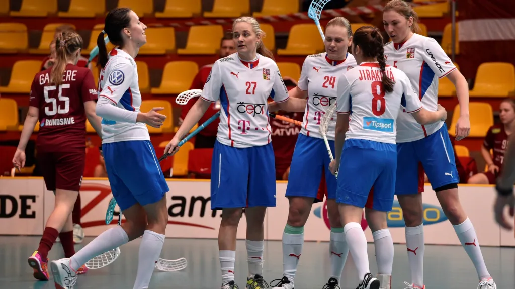 Eliška Krupnová (vpravo) slaví se spoluhráčkami vstřelený gól