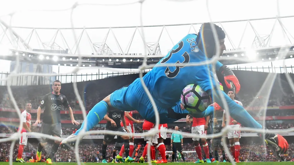 Petr Čech si střílí vlastní gól do brány Arsenalu