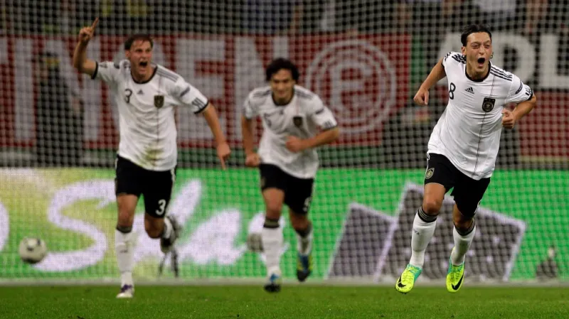 Mesut Özil se raduje z gólu v duelu s Belgií