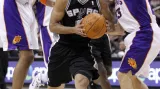 Tony Parker (v černém) v souboji se Stevem Nashem