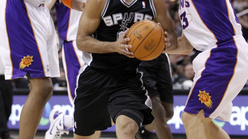 Tony Parker (v černém) v souboji se Stevem Nashem