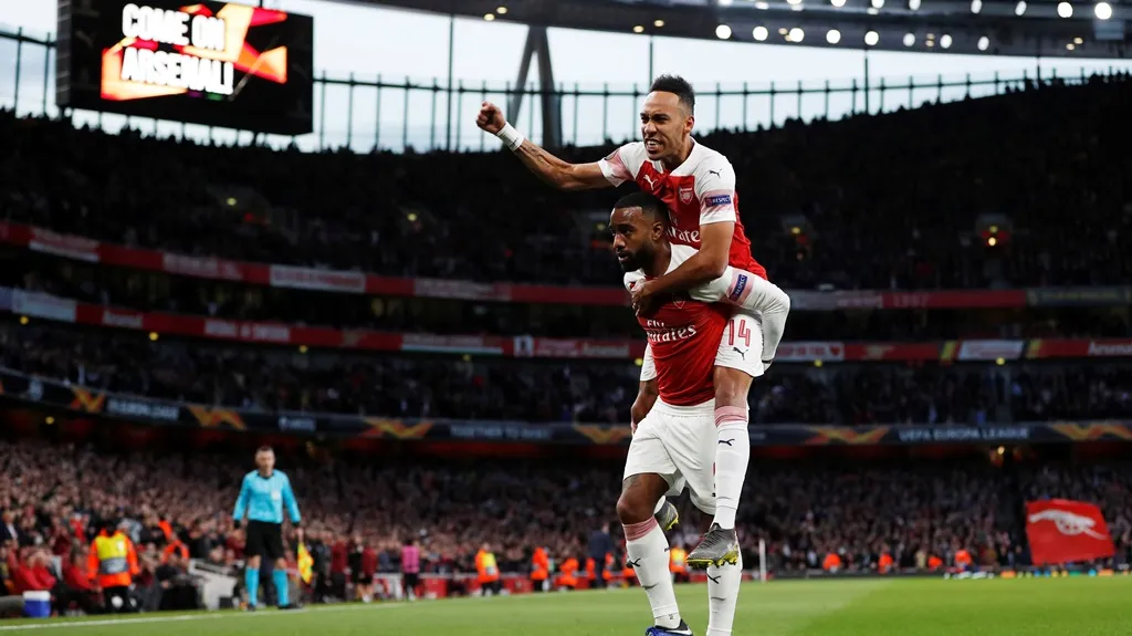 Alexandre Lacazette oslavuje s Pierrem-Emerickem Aubameyangem gól Arsenalu